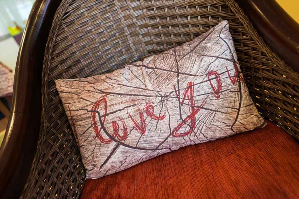 Una almohada con la palabra amor escrito en ella en Boutique Apartment Love You, en Las Palmas de Gran Canaria