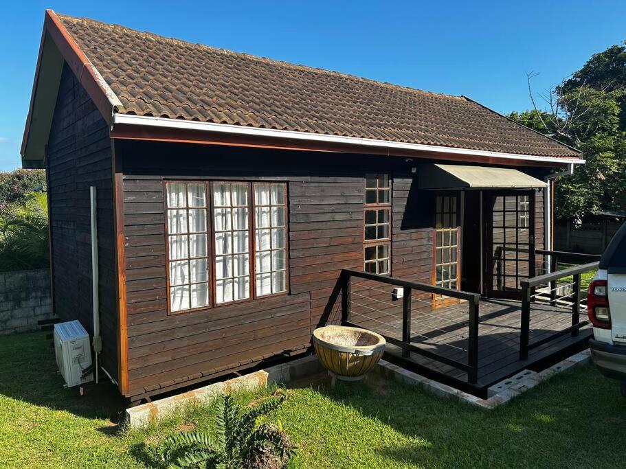 Cette petite maison dispose d'une terrasse couverte. dans l'établissement Cosy one bedroom garden cottage, à Tugela Mouth