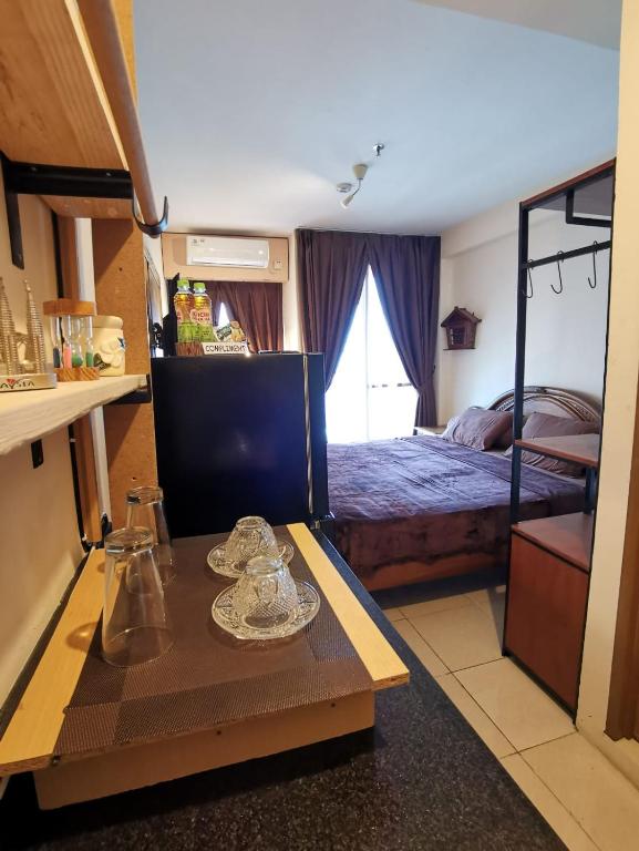 a room with a bed and a table in a room at Pleasant05tifolia in Jakarta
