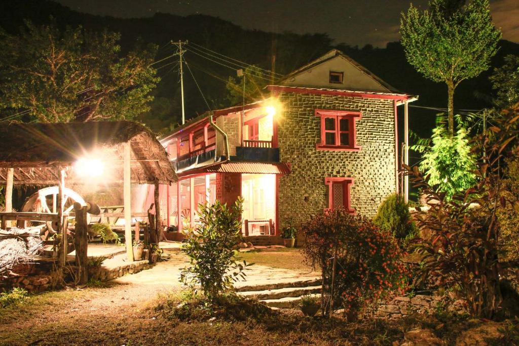 ein Backsteinhaus mit roten Fenstern in der Nacht in der Unterkunft Back to Nature in Kāskī