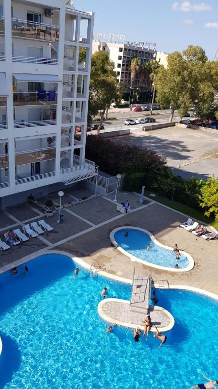 an overhead view of two swimming pools next to a building at Royal II in Salou