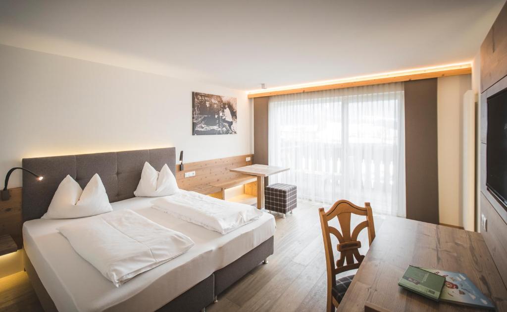 Postel nebo postele na pokoji v ubytování Hotel Alpenhof