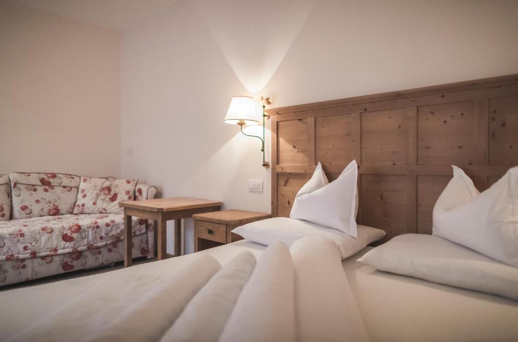 Postel nebo postele na pokoji v ubytování Hotel Alpenhof