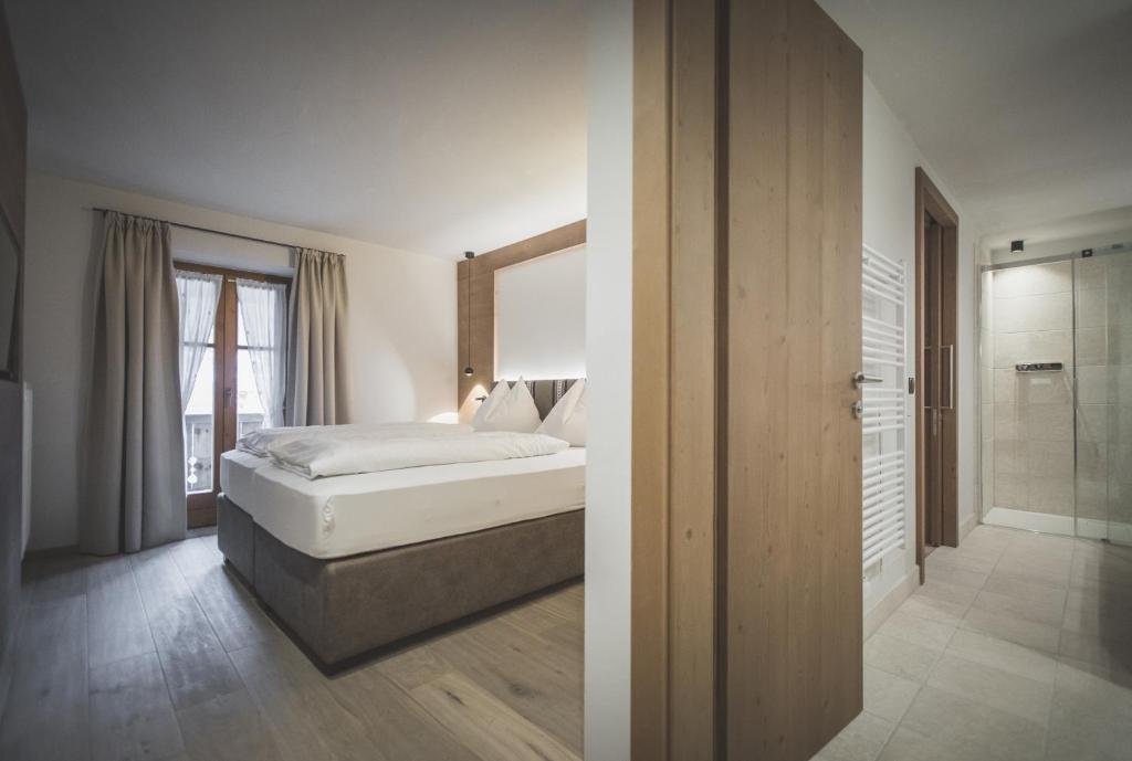 Postel nebo postele na pokoji v ubytování Hotel Alpenhof