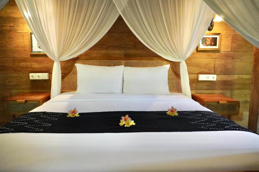 Postel nebo postele na pokoji v ubytování Umakayu Joglo Villa Canggu - Boutique Hotel