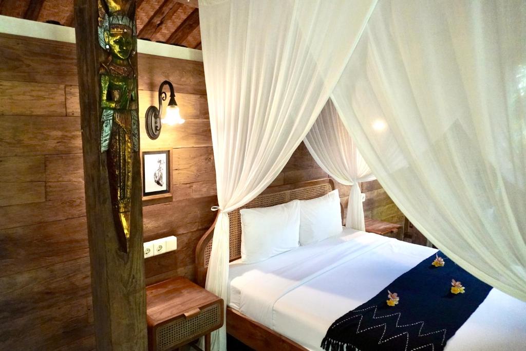 Postel nebo postele na pokoji v ubytování Umakayu Joglo Villa Canggu - Boutique Hotel