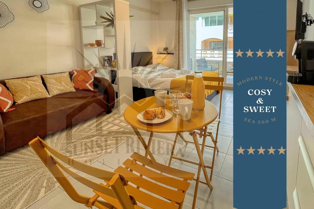 un salon avec une table, des chaises et un canapé dans l'établissement LE STELLA MARINE Studio AirCo garage for 2 By Sunset, à Juan-les-Pins