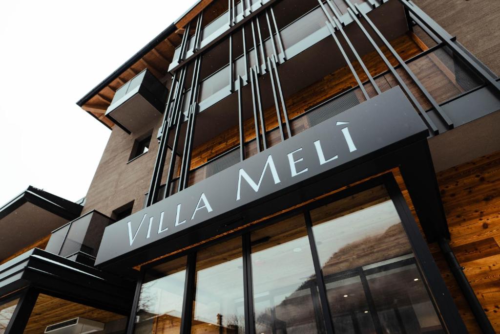 un edificio con un cartel que lee Villa Melli en Hotel Villa Melì, en Predazzo