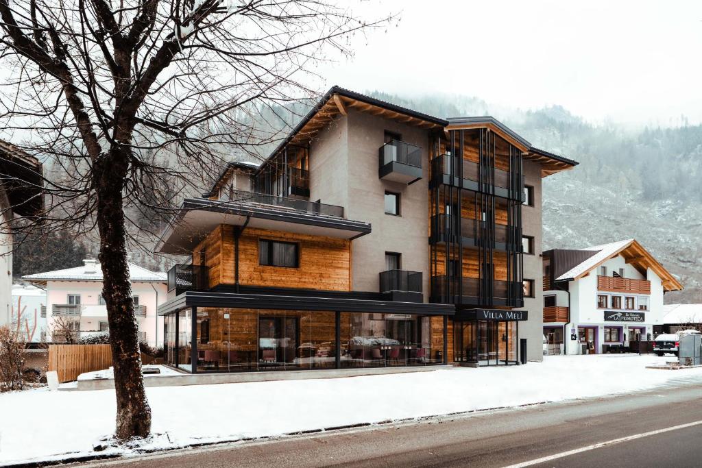 Nespecifikovaný výhled na hory nebo výhled na hory při pohledu z hotelu