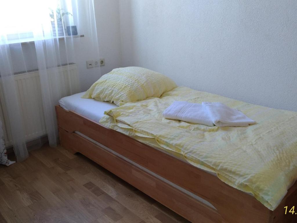 een bed met twee kussens in een slaapkamer bij Fewo Reutlingen Metzstraße in Reutlingen