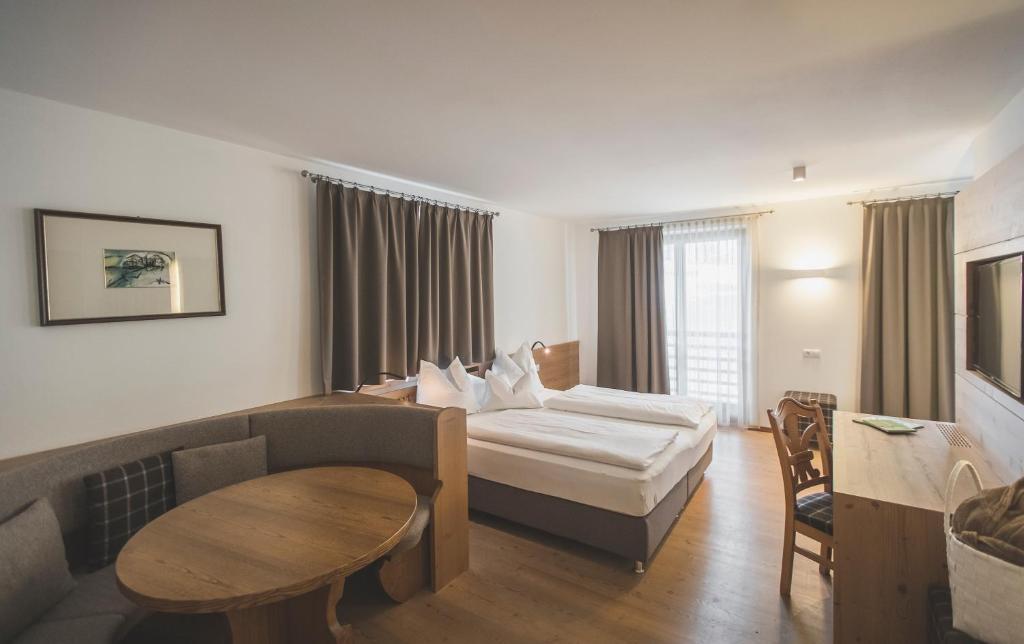 Postel nebo postele na pokoji v ubytování Hotel Alpenhof