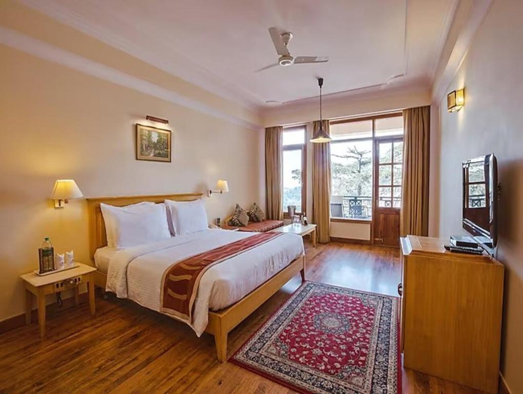 Postel nebo postele na pokoji v ubytování Hotel Willow Banks - Boutique 4 star Hotel on the Mall Road Shimla