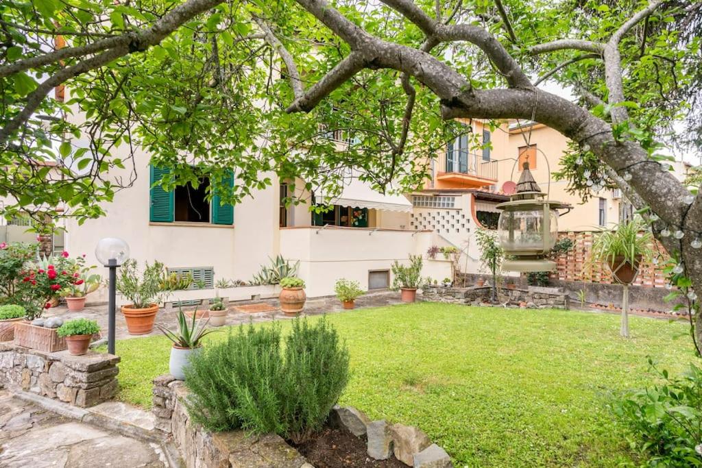 un jardín frente a una casa en Vintage Apartment with Garden View / Free Parking, en Florencia
