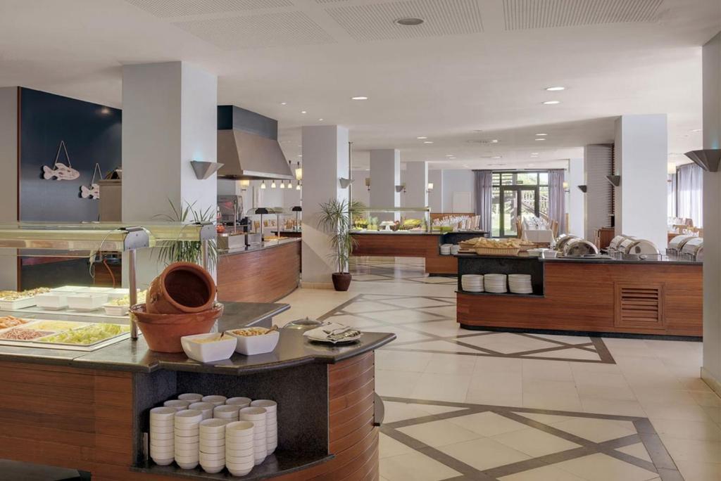 une grande cuisine avec une ligne de buffet dans un restaurant dans l'établissement Precise Resort El Rompido-The Club, à El Rompido