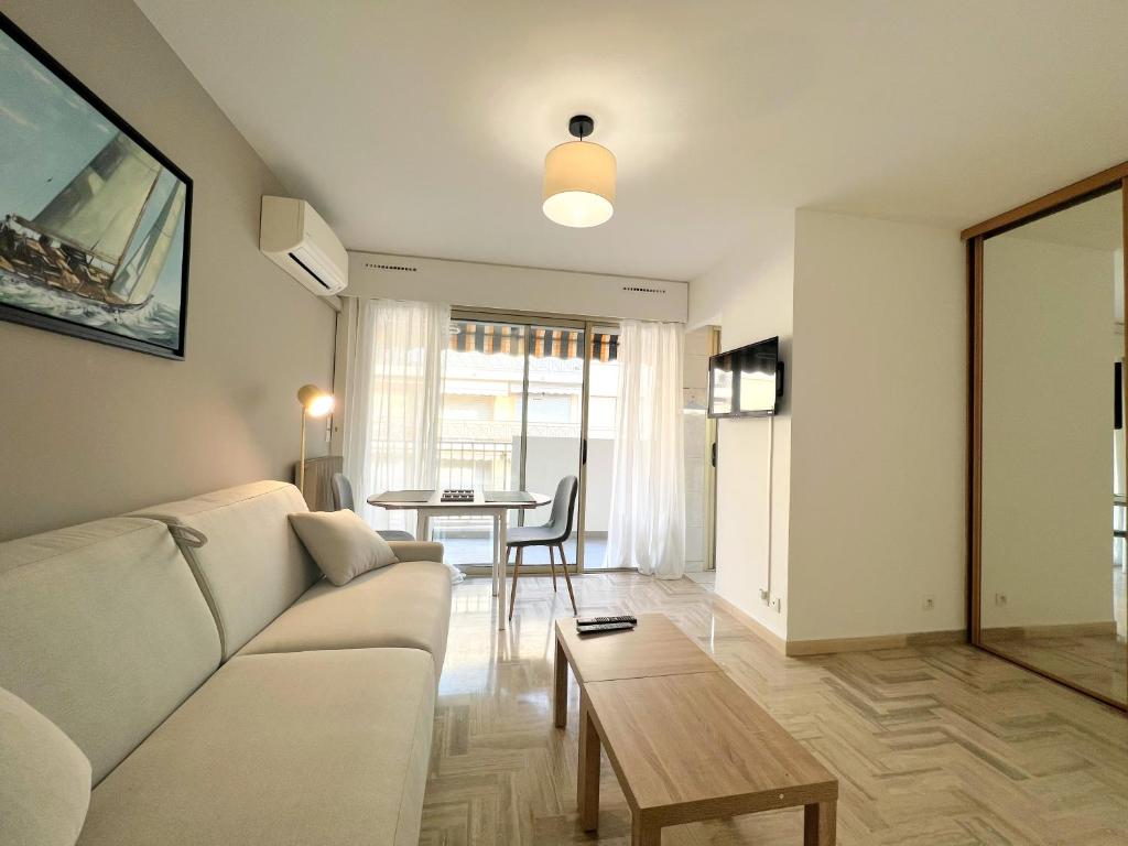 Posedenie v ubytovaní LM Studio by Welcome to Cannes