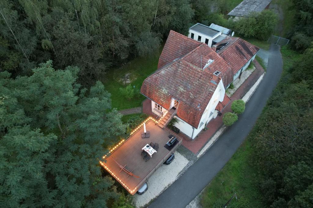 una vista aérea de una casa grande con techo en 5 Sterne Bahnhoftraum, Appartement "Waldliebe", en Braunfels