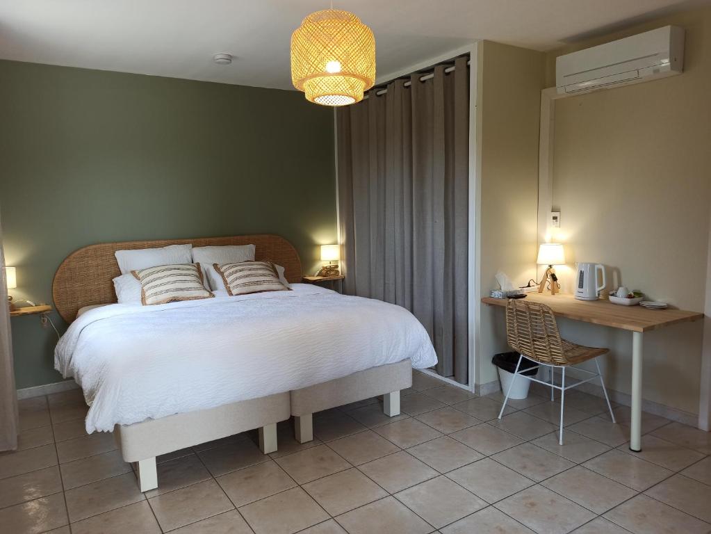 Villa Adhémar - King Room Met Uitzicht Op Het Zwembad