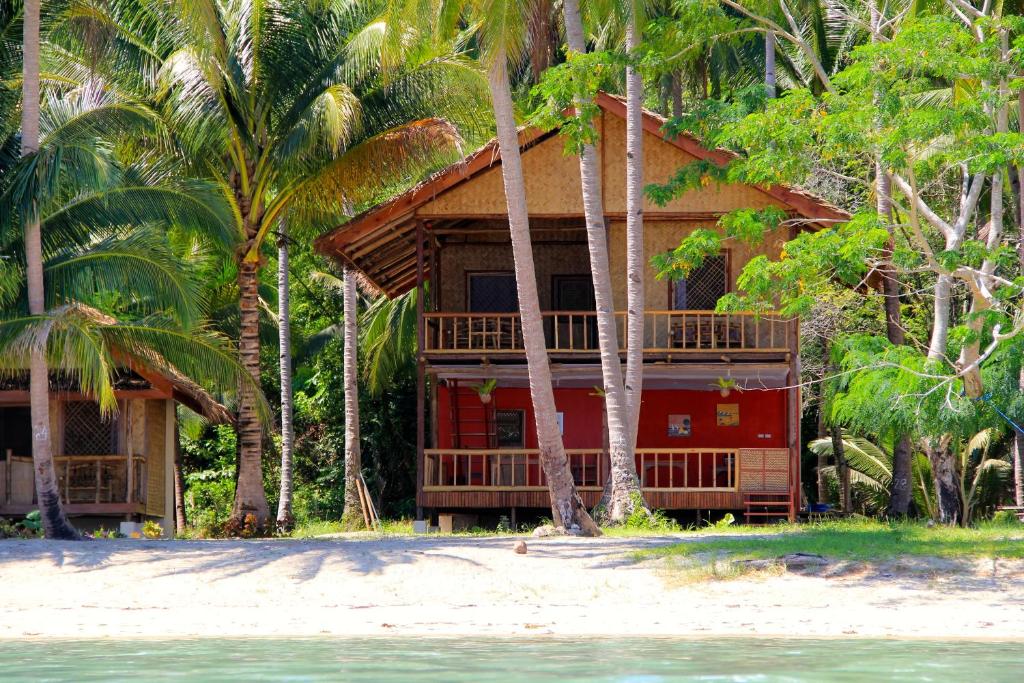 dom na plaży z palmami w obiekcie Sunset Colors w mieście San Vicente