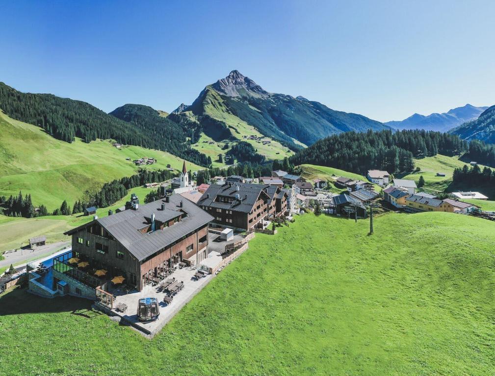 Ett flygfoto av AlpenParks Hotel & Apartment Arlberg Warth mit Pool