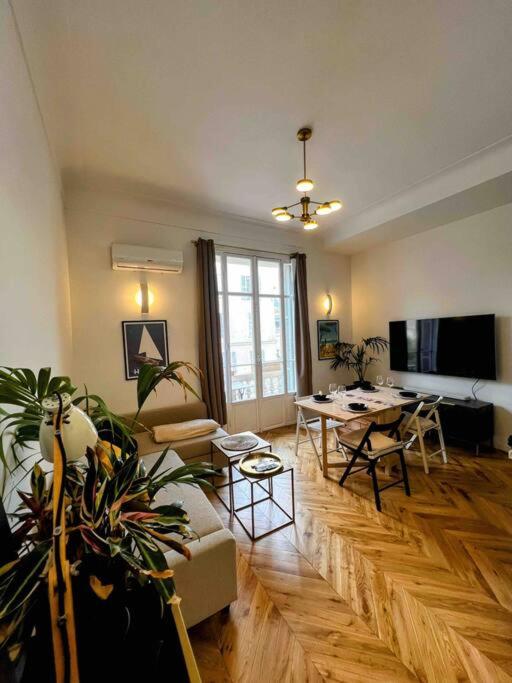 un salon avec un canapé et une table dans l'établissement Appartement - Gare Nice-Ville, à Nice