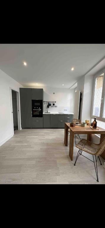 un salon avec une table et une cuisine dans l'établissement Studio - Spacious and well equipped, à Viroflay