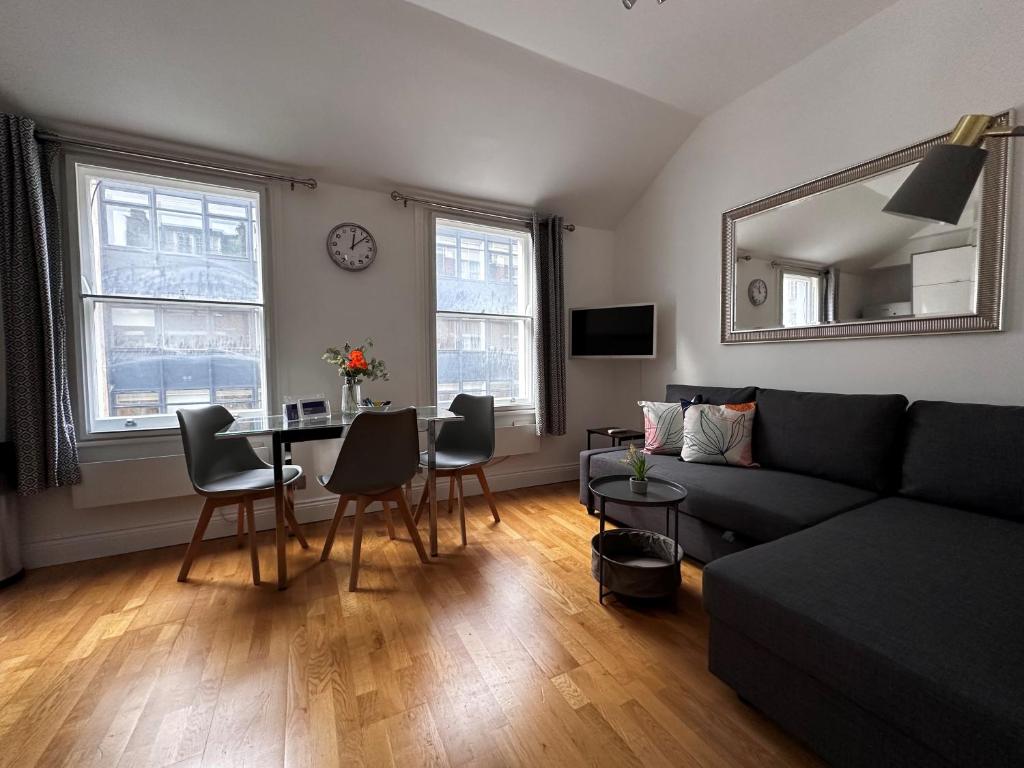 ロンドンにあるApt 4, Soho Apartments 2nd floor by Indigo Flatsのリビングルーム(ソファ、テーブル付)