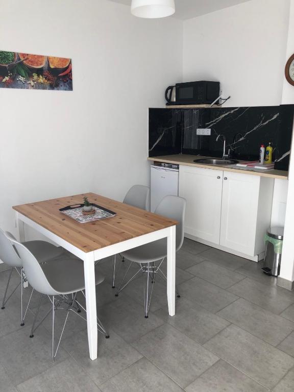 Kuchyň nebo kuchyňský kout v ubytování Apartmani Gavran