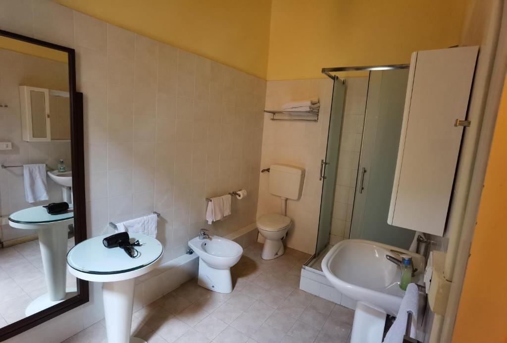 رزرو هتل و هاستل، کاخ یوجنیا - مینلی, 09037376597