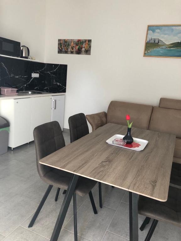 Kuchyň nebo kuchyňský kout v ubytování Apartmani Gavran