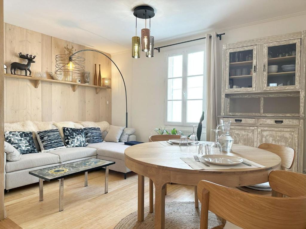 un salon avec un canapé et une table dans l'établissement L'Alcove, à Chartres