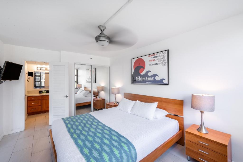 1 dormitorio con 1 cama y baño en 7th Floor Garden View Condo In Walking Distance to Waikiki Beach condo, en Honolulu