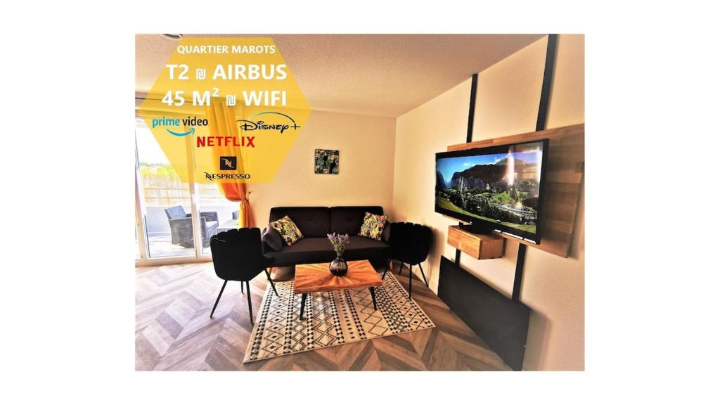 un salon avec un canapé et une télévision à écran plat dans l'établissement T2 Cosy ₪ Residence Securise ₪ Airbus ₪ Piscine, à Colomiers