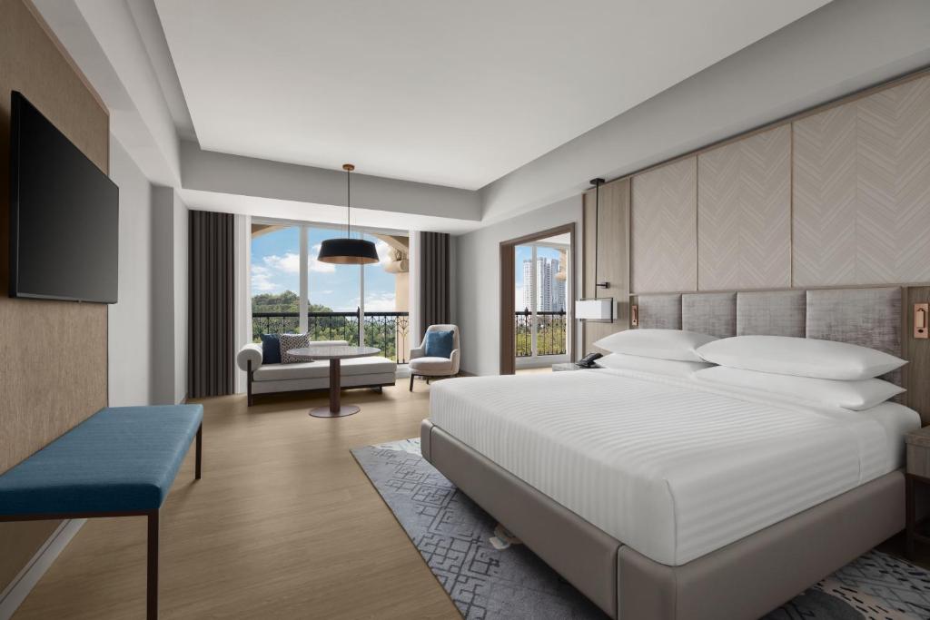 Postel nebo postele na pokoji v ubytování Putrajaya Marriott Hotel
