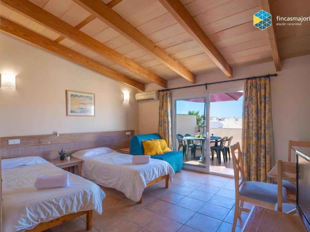 a bedroom with two beds and a balcony at Apartamento Bonanza in Colonia Sant Jordi