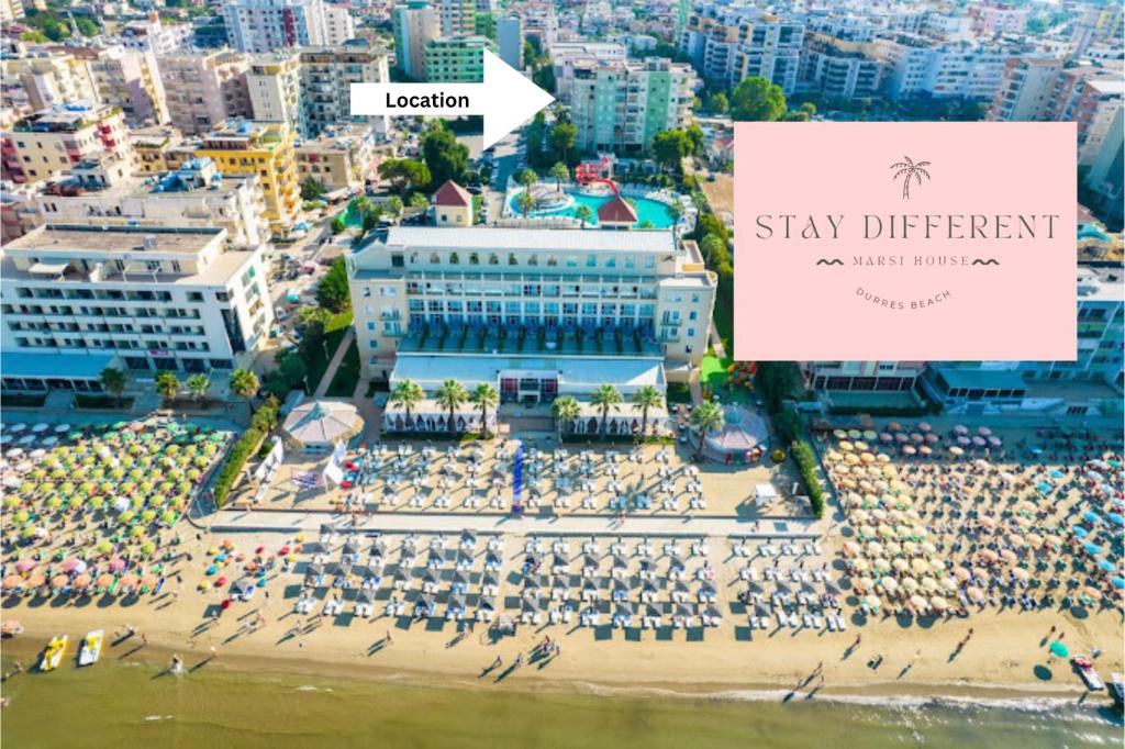 uma vista aérea de uma praia com uma grande multidão em Family Vacation New House em Durrës
