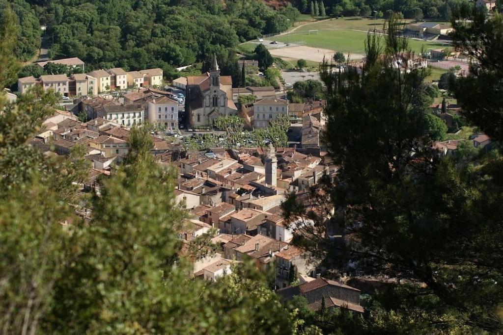 uma vista aérea de uma cidade com casas e árvores em Typique cabanon provençal rénové Attention escalier extérieur pour accéder au 1er étage em Gonfaron
