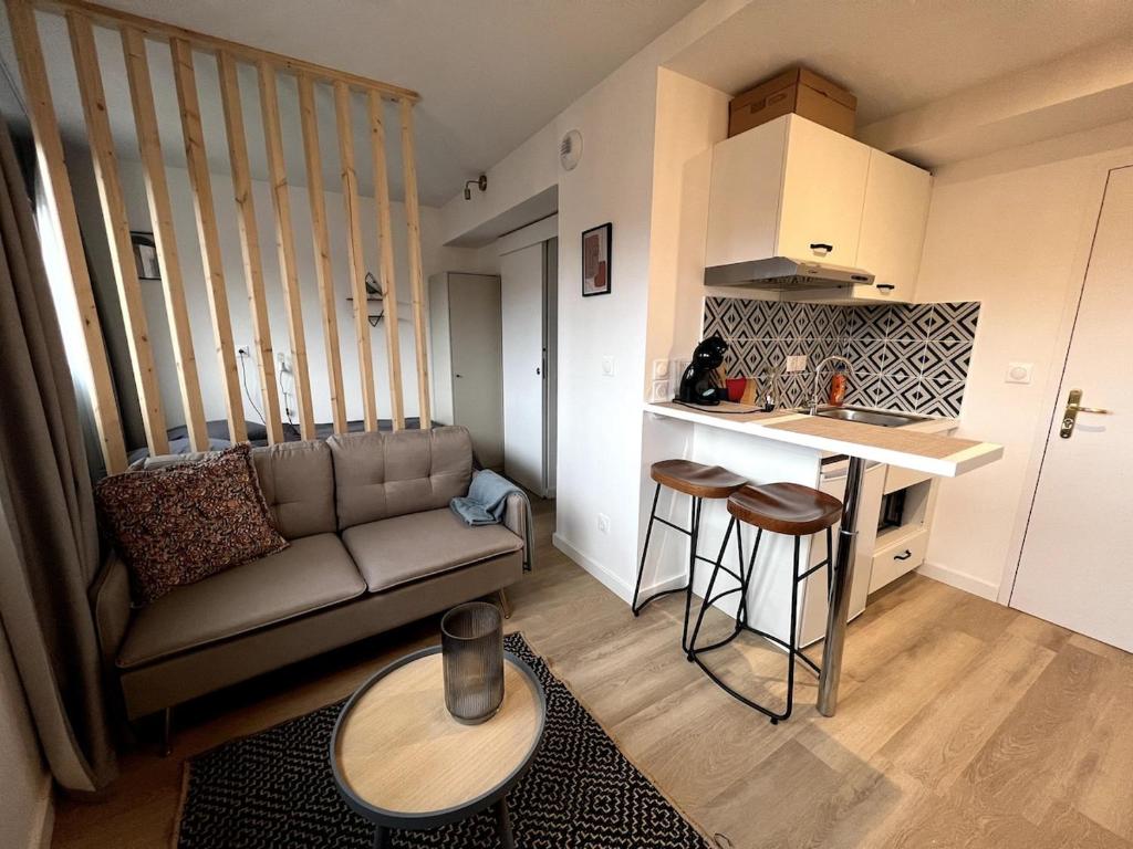 un petit salon avec un canapé et une table dans l'établissement Proche métro - fac de droit - centre ville, à Toulouse