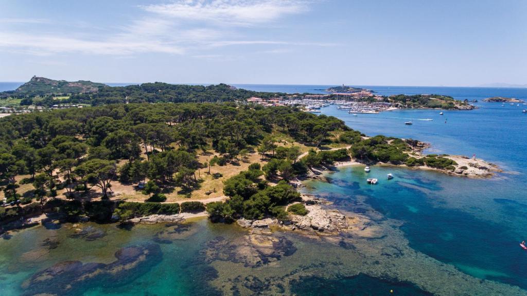 una isla en el océano con barcos en el agua en Hôtel Helios & SPA - Ile des Embiez en Six-Fours-les-Plages