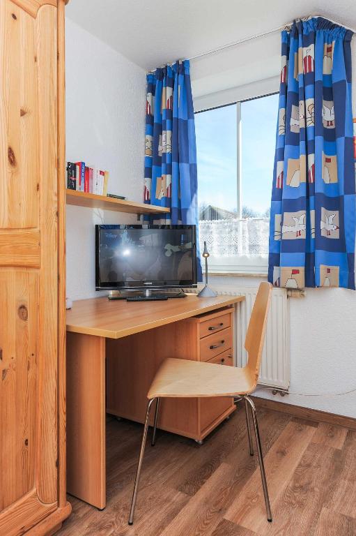 TV a/nebo společenská místnost v ubytování Ferienhaeuser Deichkrone
