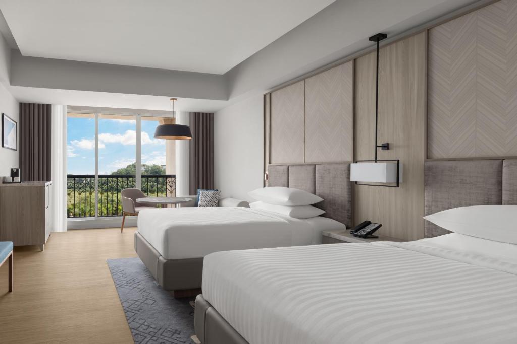 Postel nebo postele na pokoji v ubytování Putrajaya Marriott Hotel