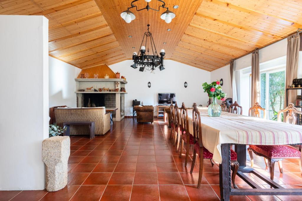 a dining room with a table and a fireplace at A casa de Valenza 