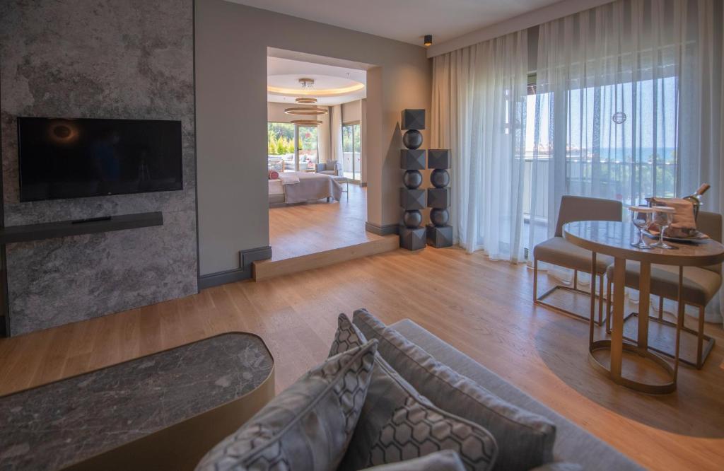 TV a/nebo společenská místnost v ubytování Barut Hemera - Ultra All Inclusive