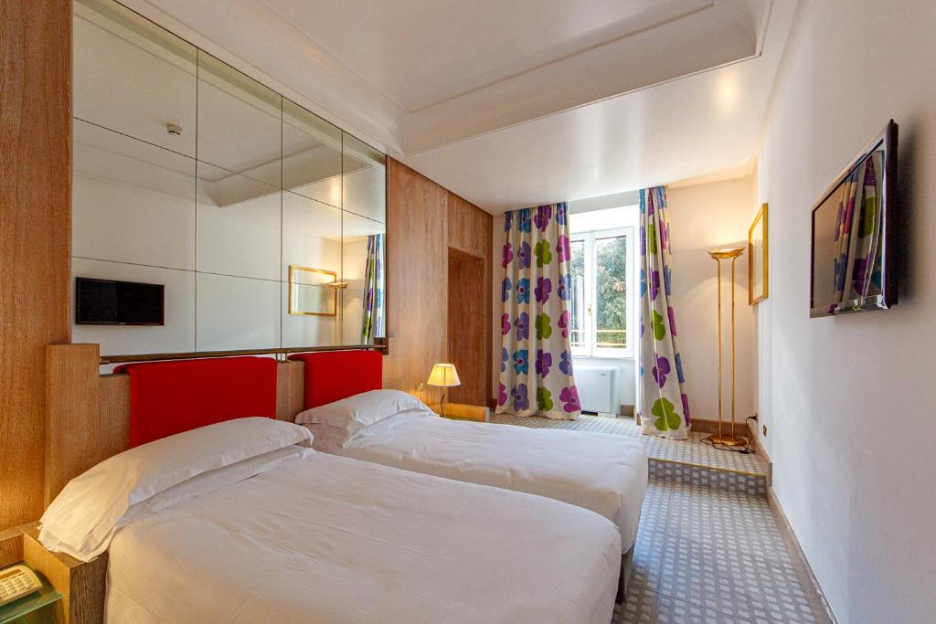 TV a/nebo společenská místnost v ubytování Albani Hotel Roma