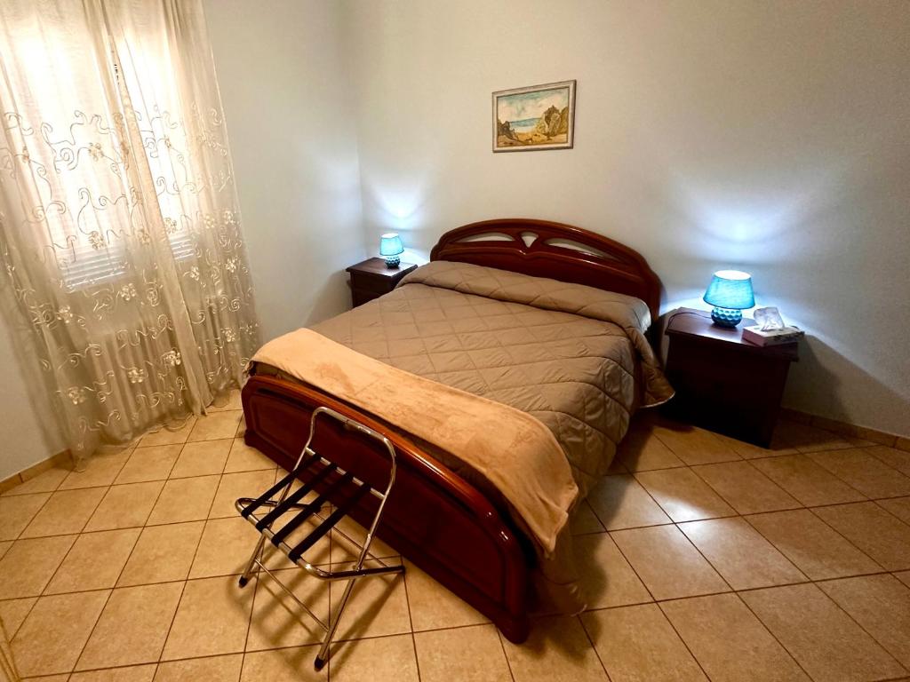 ein Schlafzimmer mit einem Bett und zwei Nachttischen mit Lampen in der Unterkunft LA CASA IN COLLINA in Veroli