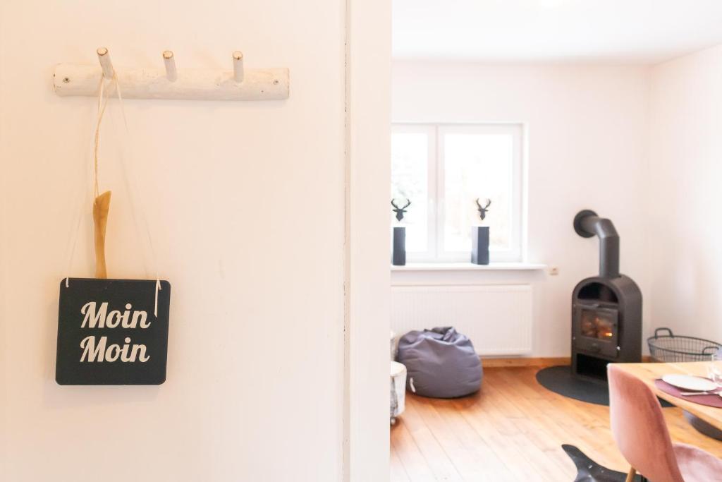 uma porta que dá acesso a uma sala de estar com um fogão em Dat Huuske - das besondere Ferienhaus em Salzhausen