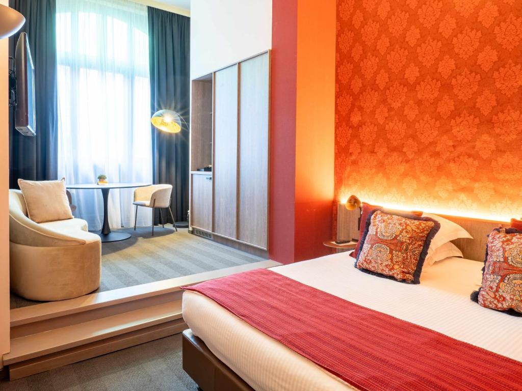 Un pat sau paturi într-o cameră la Hotel Gravensteen