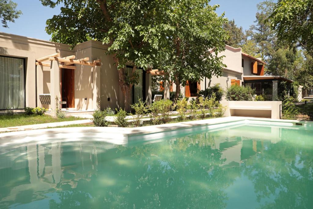 una piscina frente a una casa en Heura Petit Hotel en Luján de Cuyo
