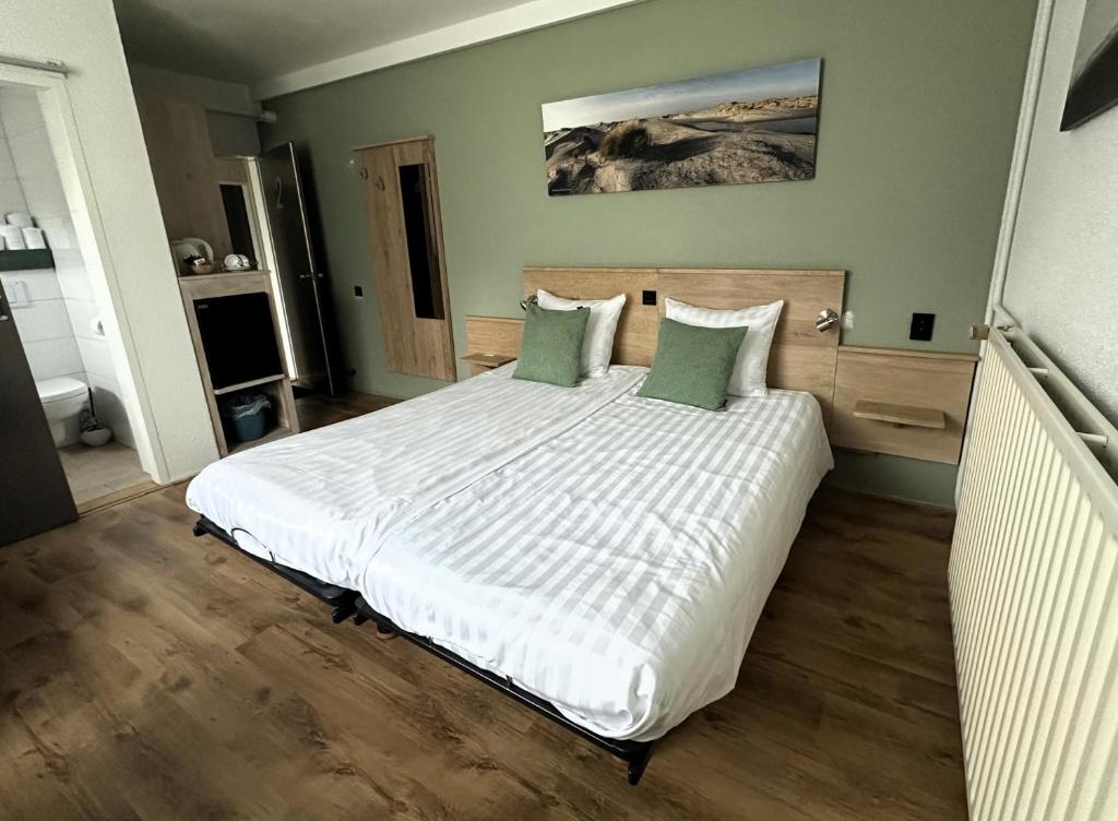 Postel nebo postele na pokoji v ubytování DuinHotel Texel