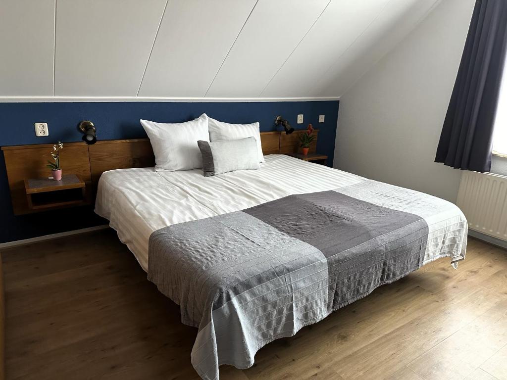 Postel nebo postele na pokoji v ubytování DuinHotel Texel