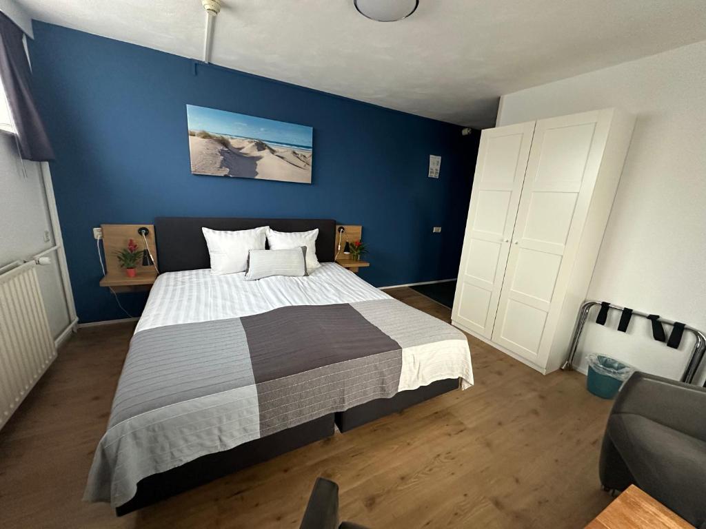 Postel nebo postele na pokoji v ubytování DuinHotel Texel